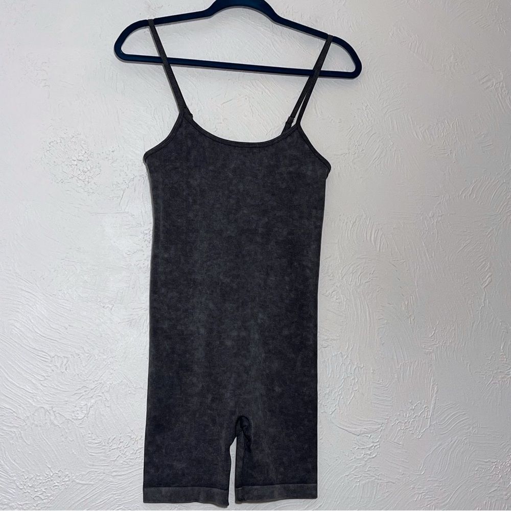 Indero  Sz M  Gray Ribbed Romper